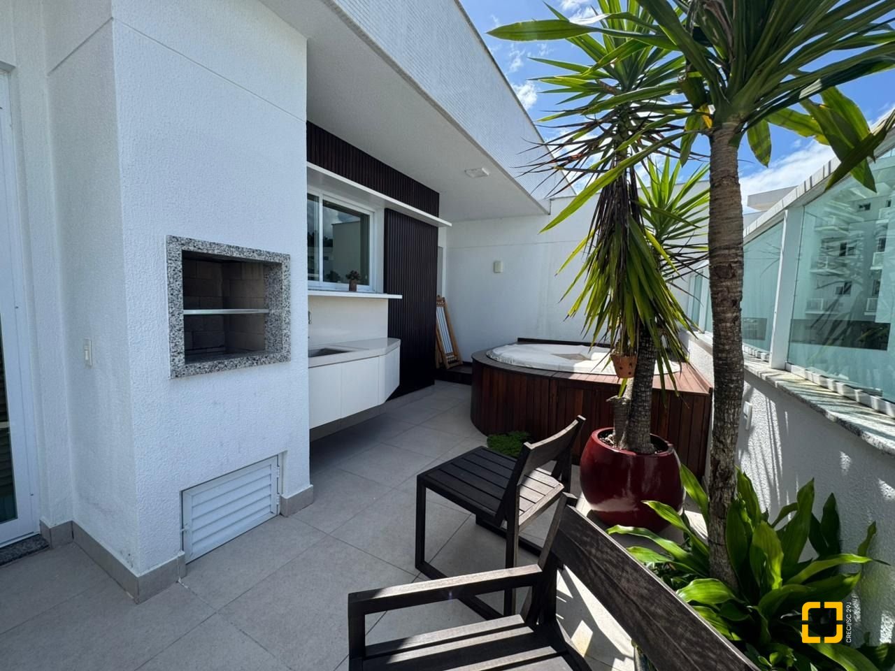 Cobertura com 166m², 3 quartos (sendo 1 suíte), 2 garagens, no bairro Jurerê em Florianópolis