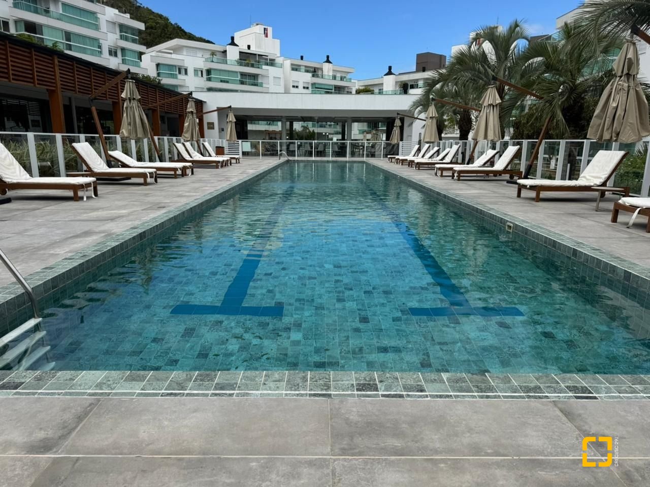 Cobertura com 166m², 3 quartos (sendo 1 suíte), 2 garagens, no bairro Jurerê em Florianópolis
