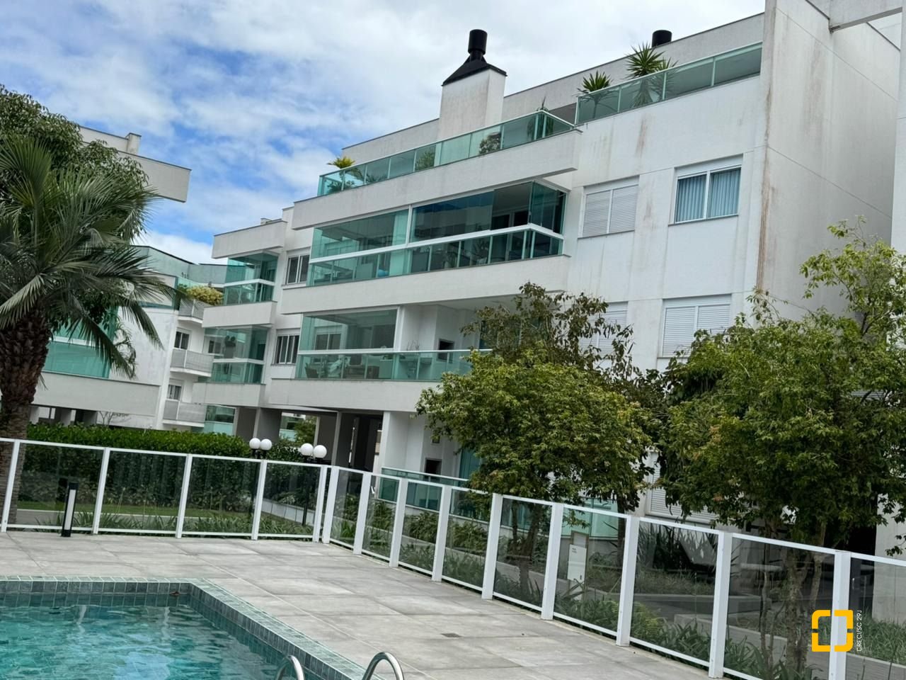 Cobertura com 166m², 3 quartos (sendo 1 suíte), 2 garagens, no bairro Jurerê em Florianópolis