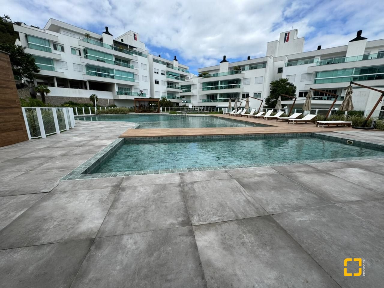 Cobertura com 166m², 3 quartos (sendo 1 suíte), 2 garagens, no bairro Jurerê em Florianópolis
