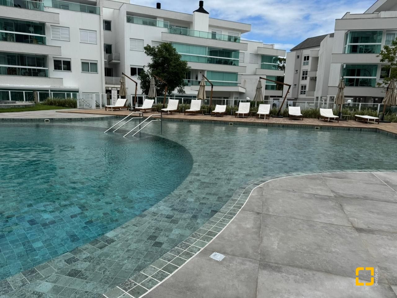 Cobertura com 166m², 3 quartos (sendo 1 suíte), 2 garagens, no bairro Jurerê em Florianópolis