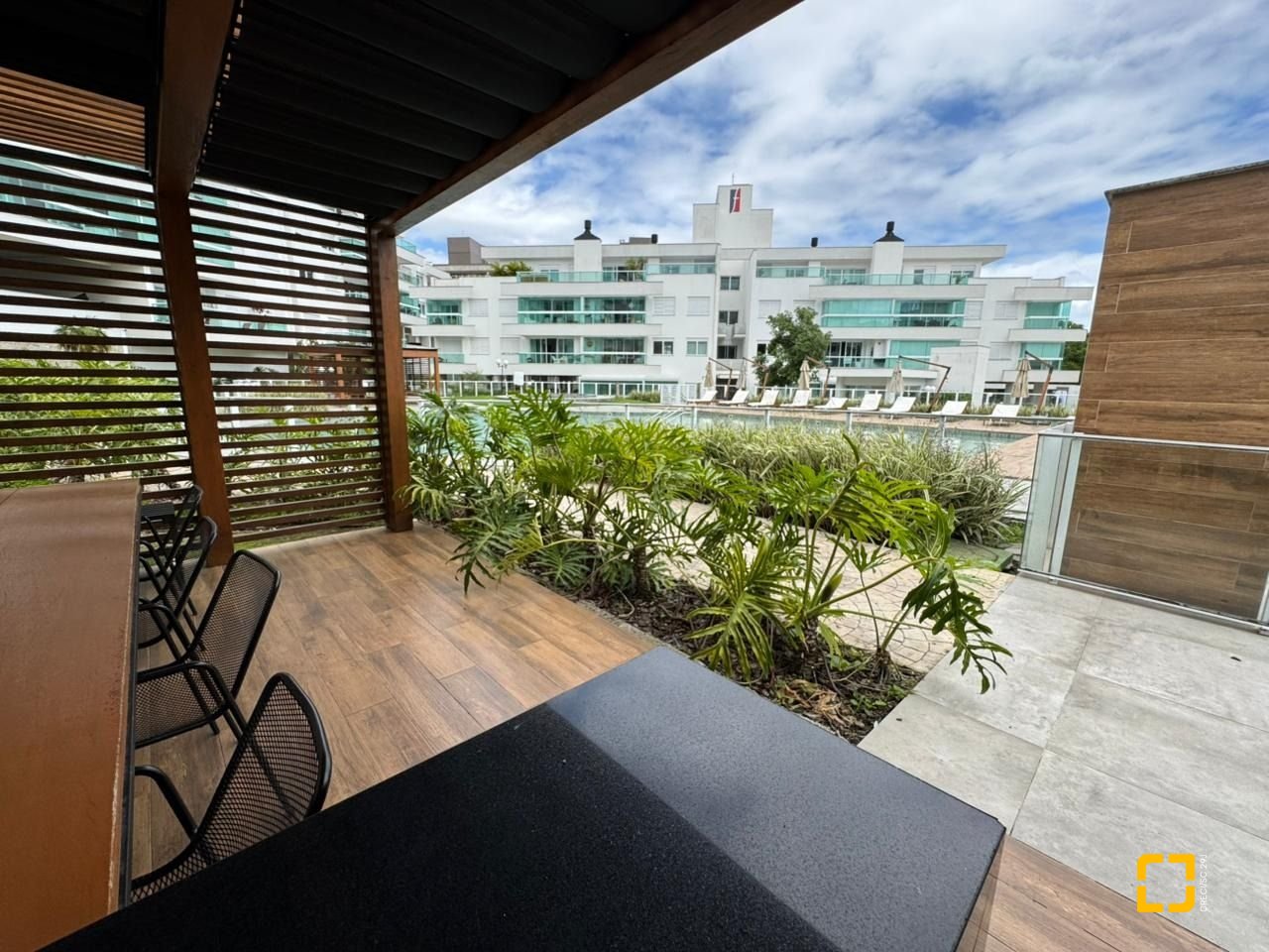 Cobertura com 166m², 3 quartos (sendo 1 suíte), 2 garagens, no bairro Jurerê em Florianópolis