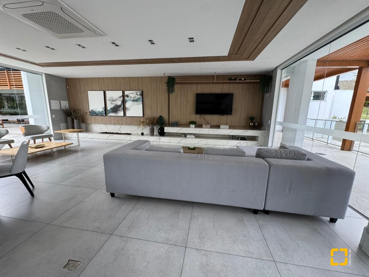 Cobertura com 166m², 3 quartos (sendo 1 suíte), 2 garagens, no bairro Jurerê em Florianópolis