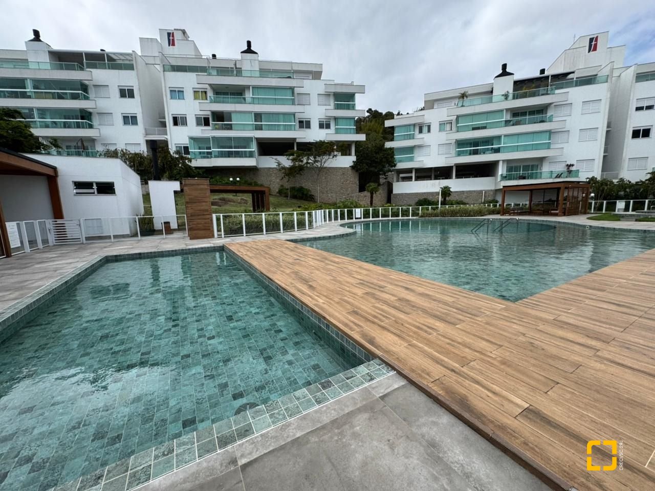 Cobertura com 166m², 3 quartos (sendo 1 suíte), 2 garagens, no bairro Jurerê em Florianópolis