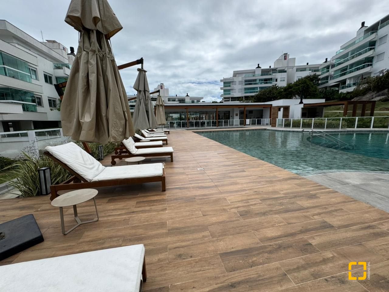 Cobertura com 166m², 3 quartos (sendo 1 suíte), 2 garagens, no bairro Jurerê em Florianópolis