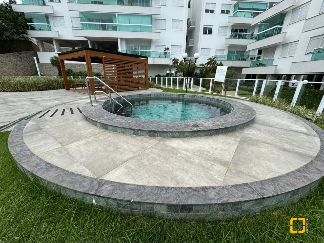 Cobertura com 166m², 3 quartos (sendo 1 suíte), 2 garagens, no bairro Jurerê em Florianópolis