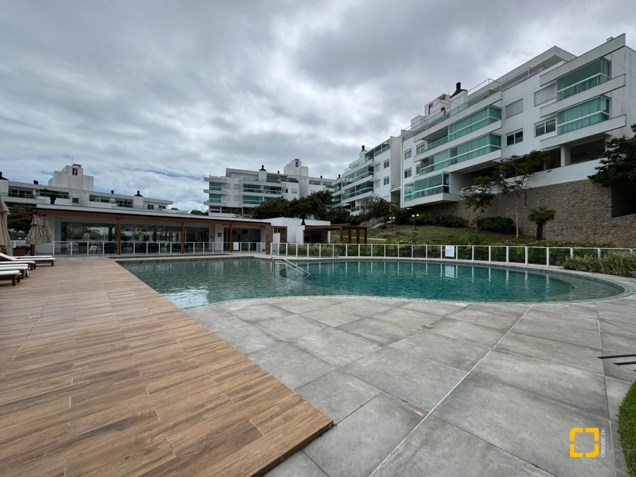 Cobertura com 166m², 3 quartos (sendo 1 suíte), 2 garagens, no bairro Jurerê em Florianópolis