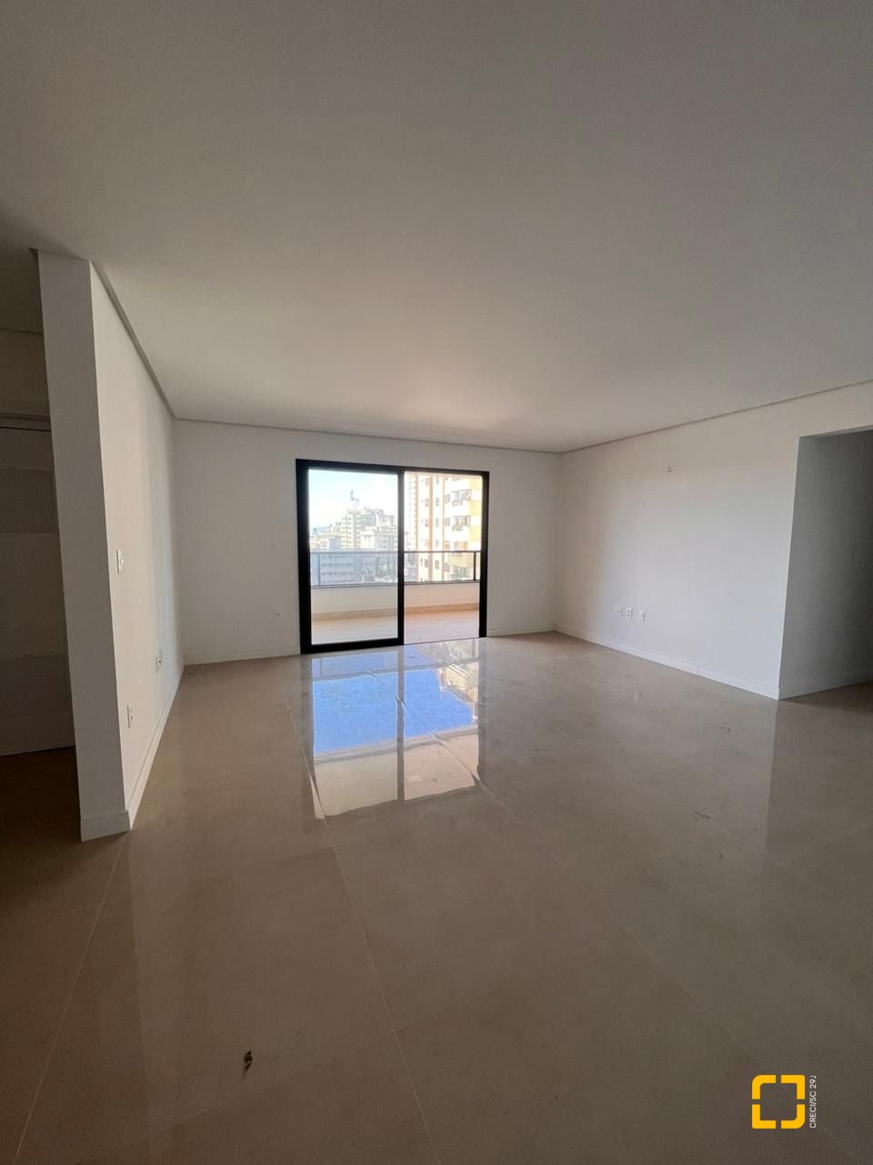 Apartamento com 154m², 4 quartos (sendo 4 suítes), 2 garagens, no bairro Floresta em São José
