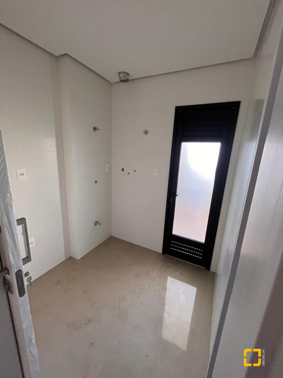 Apartamento com 154m², 4 quartos (sendo 4 suítes), 2 garagens, no bairro Floresta em São José