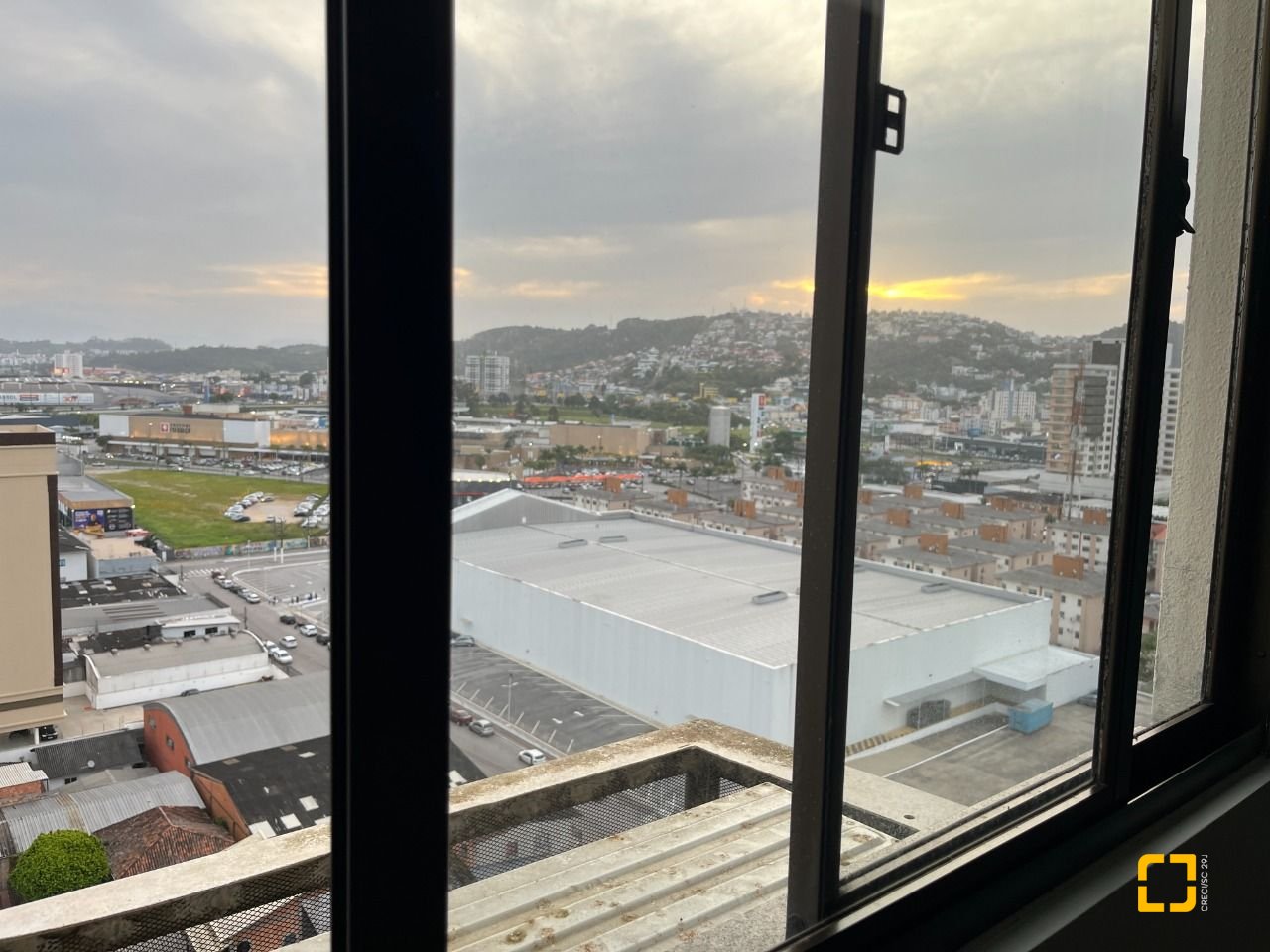 Apartamento com 57m², 2 quartos, 1 garagem, no bairro Barreiros em São José
