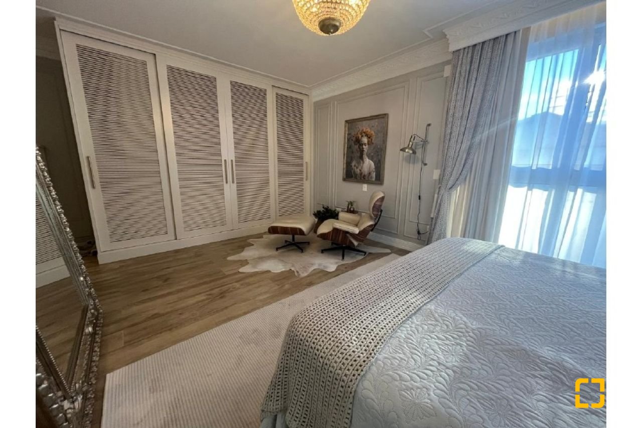 Apartamento com 181m², 6 quartos (sendo 3 suítes), 3 garagens, no bairro Centro em Florianópolis