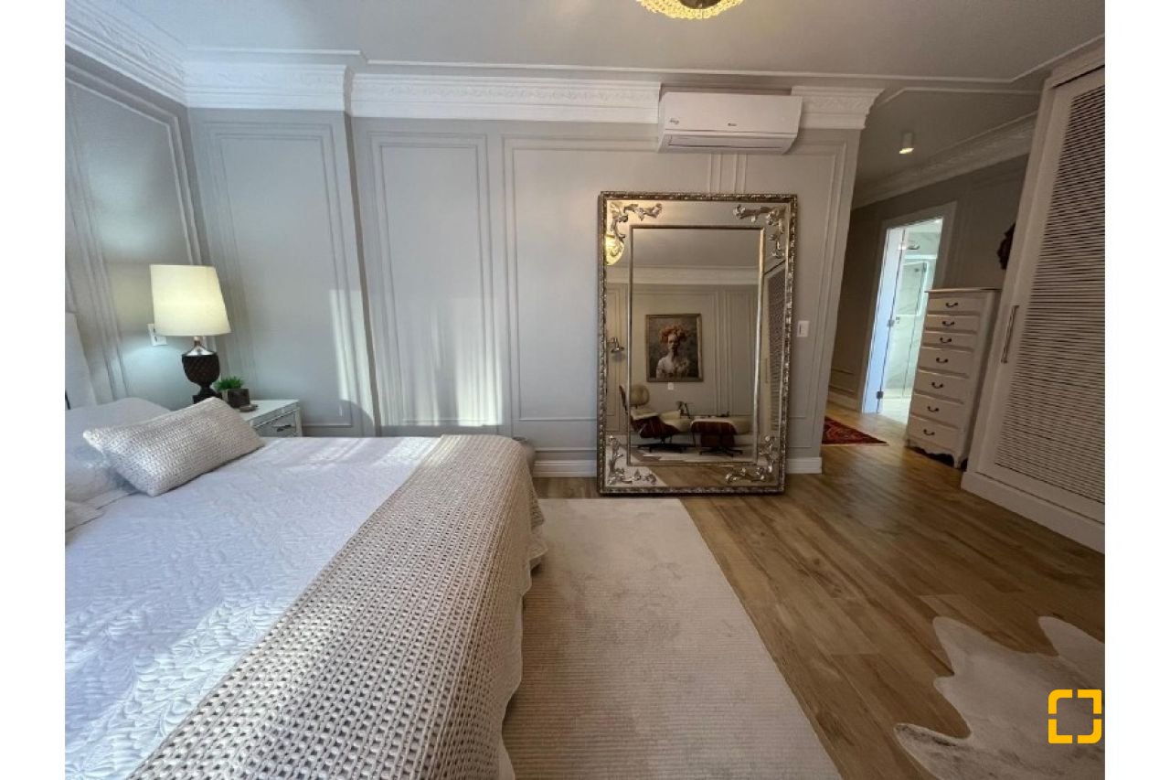 Apartamento com 181m², 6 quartos (sendo 3 suítes), 3 garagens, no bairro Centro em Florianópolis