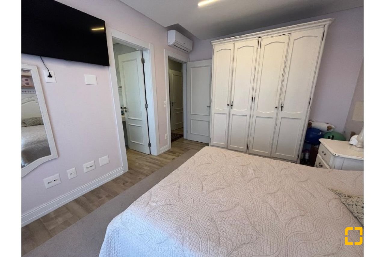 Apartamento com 181m², 6 quartos (sendo 3 suítes), 3 garagens, no bairro Centro em Florianópolis