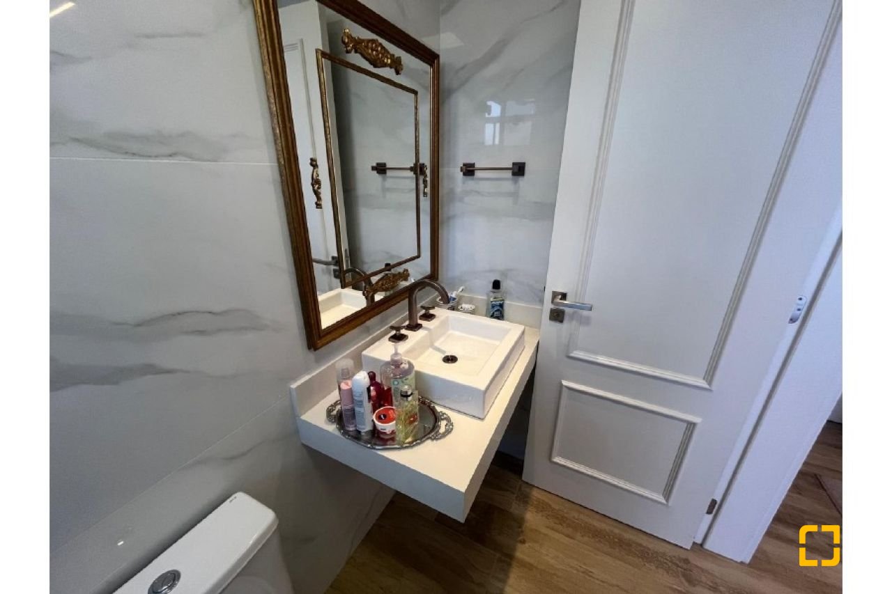 Apartamento com 181m², 6 quartos (sendo 3 suítes), 3 garagens, no bairro Centro em Florianópolis