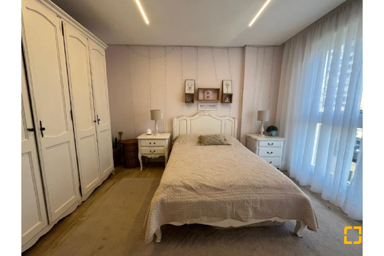 Apartamento com 181m², 6 quartos (sendo 3 suítes), 3 garagens, no bairro Centro em Florianópolis