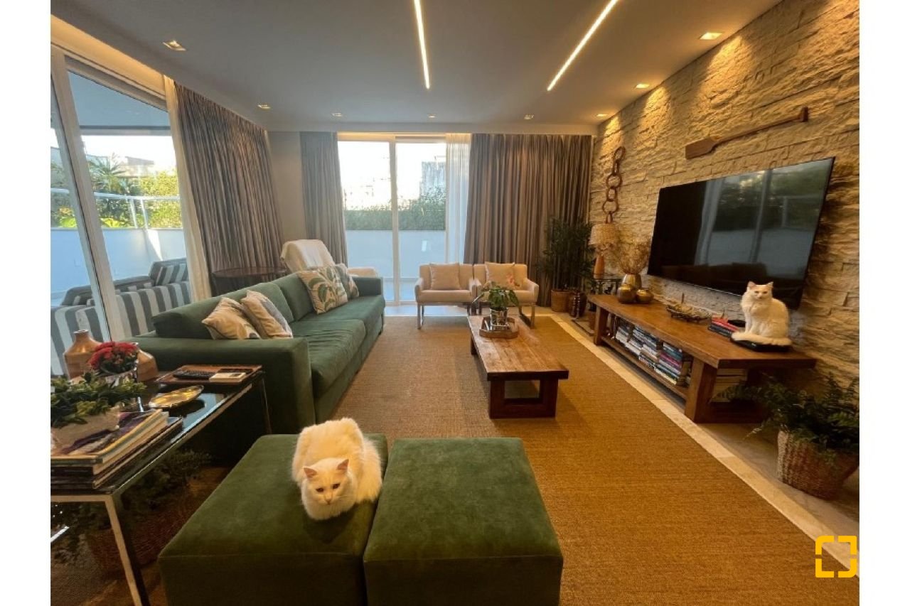 Apartamento com 181m², 6 quartos (sendo 3 suítes), 3 garagens, no bairro Centro em Florianópolis