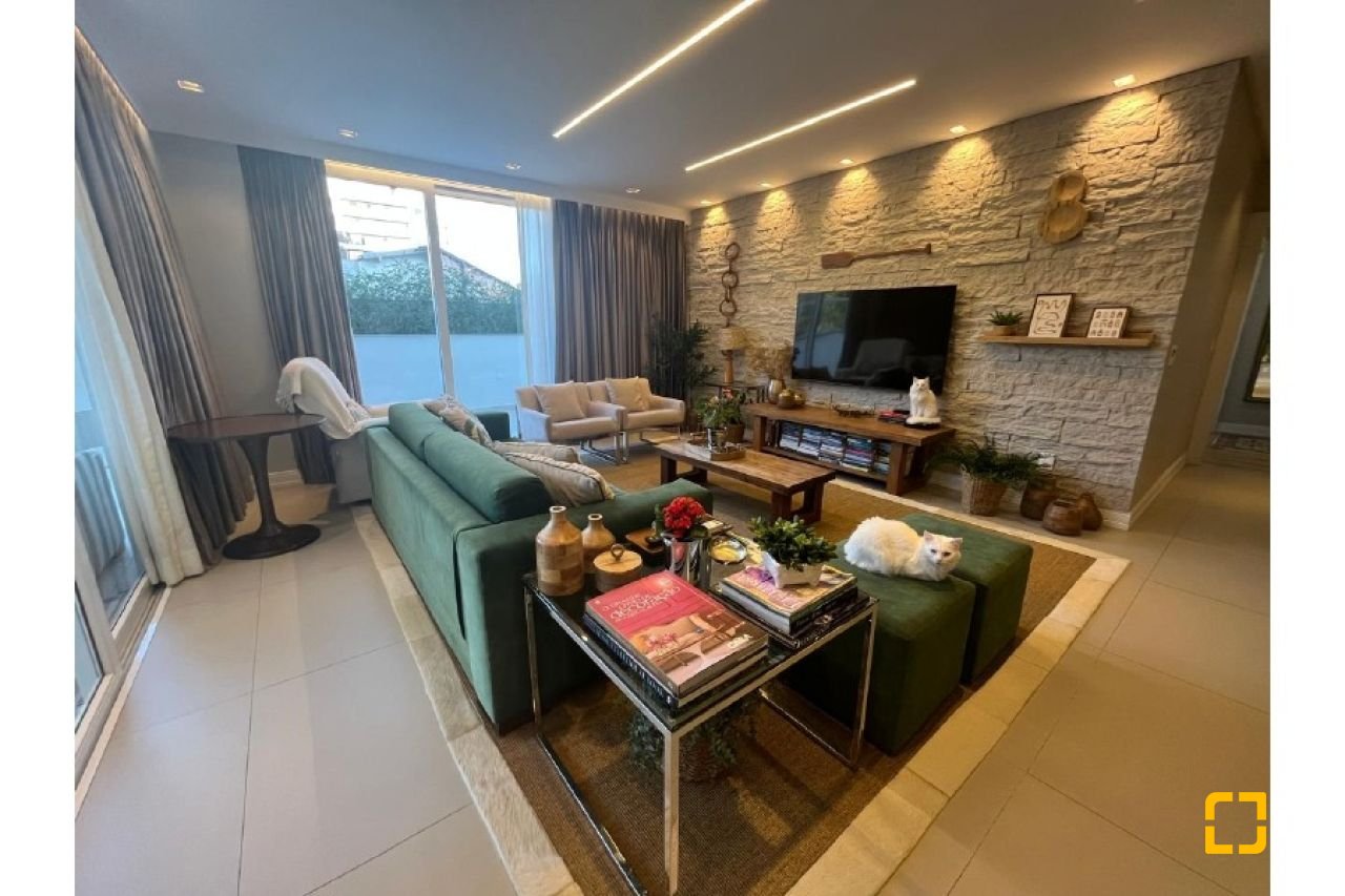Apartamento com 181m², 6 quartos (sendo 3 suítes), 3 garagens, no bairro Centro em Florianópolis