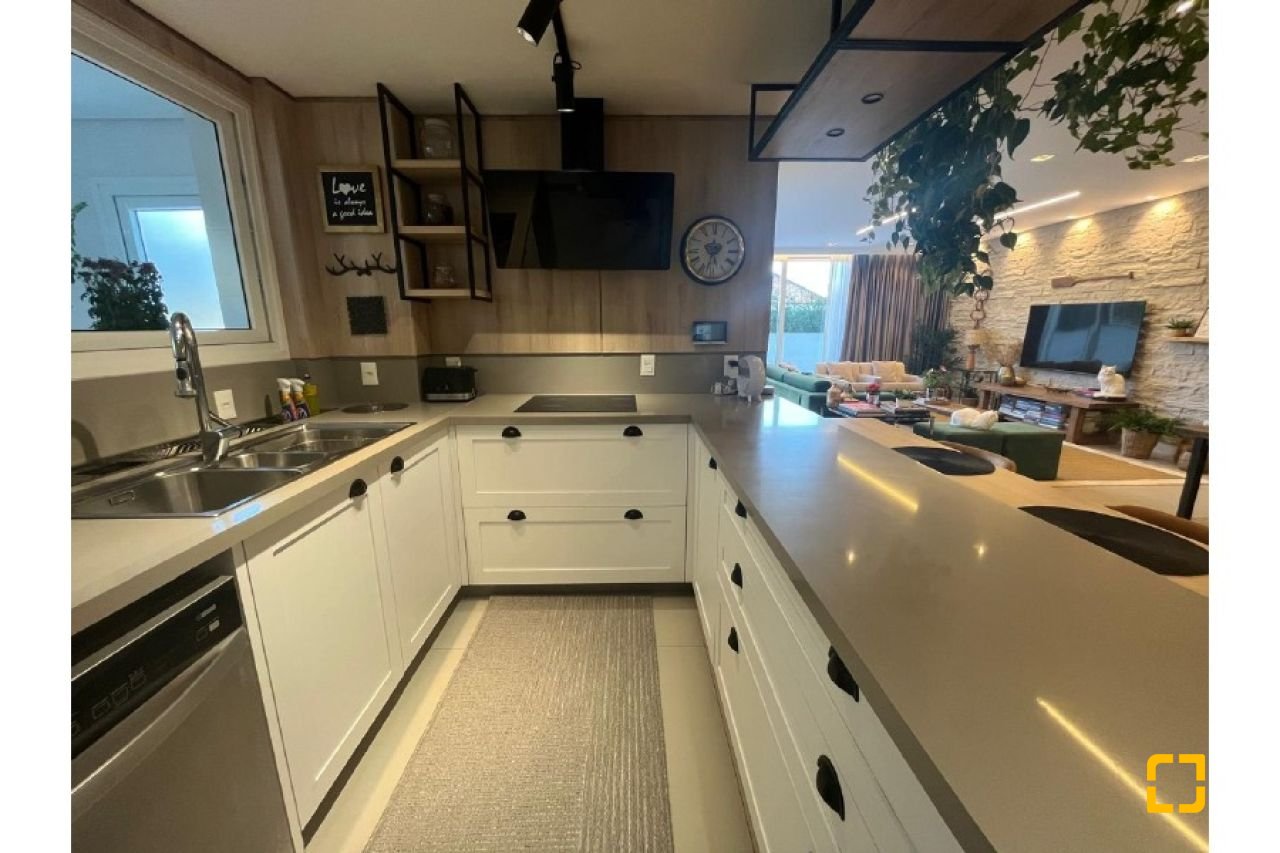 Apartamento com 181m², 6 quartos (sendo 3 suítes), 3 garagens, no bairro Centro em Florianópolis