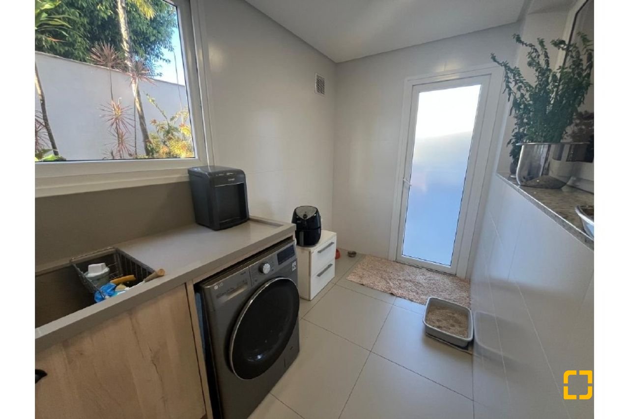 Apartamento com 181m², 6 quartos (sendo 3 suítes), 3 garagens, no bairro Centro em Florianópolis