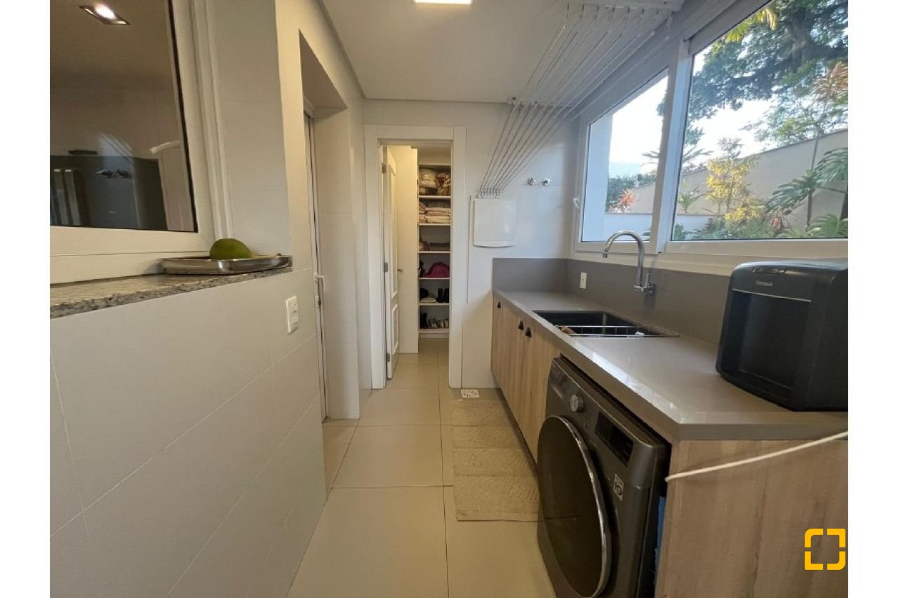 Apartamento com 181m², 6 quartos (sendo 3 suítes), 3 garagens, no bairro Centro em Florianópolis