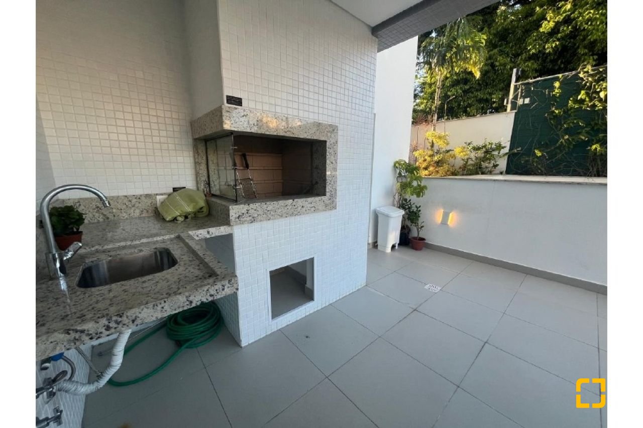 Apartamento com 181m², 6 quartos (sendo 3 suítes), 3 garagens, no bairro Centro em Florianópolis