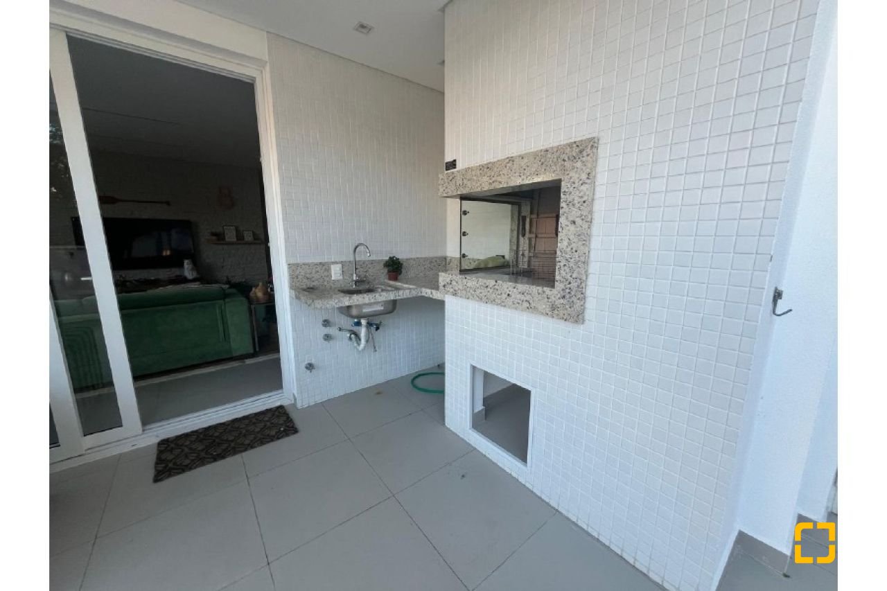 Apartamento com 181m², 6 quartos (sendo 3 suítes), 3 garagens, no bairro Centro em Florianópolis