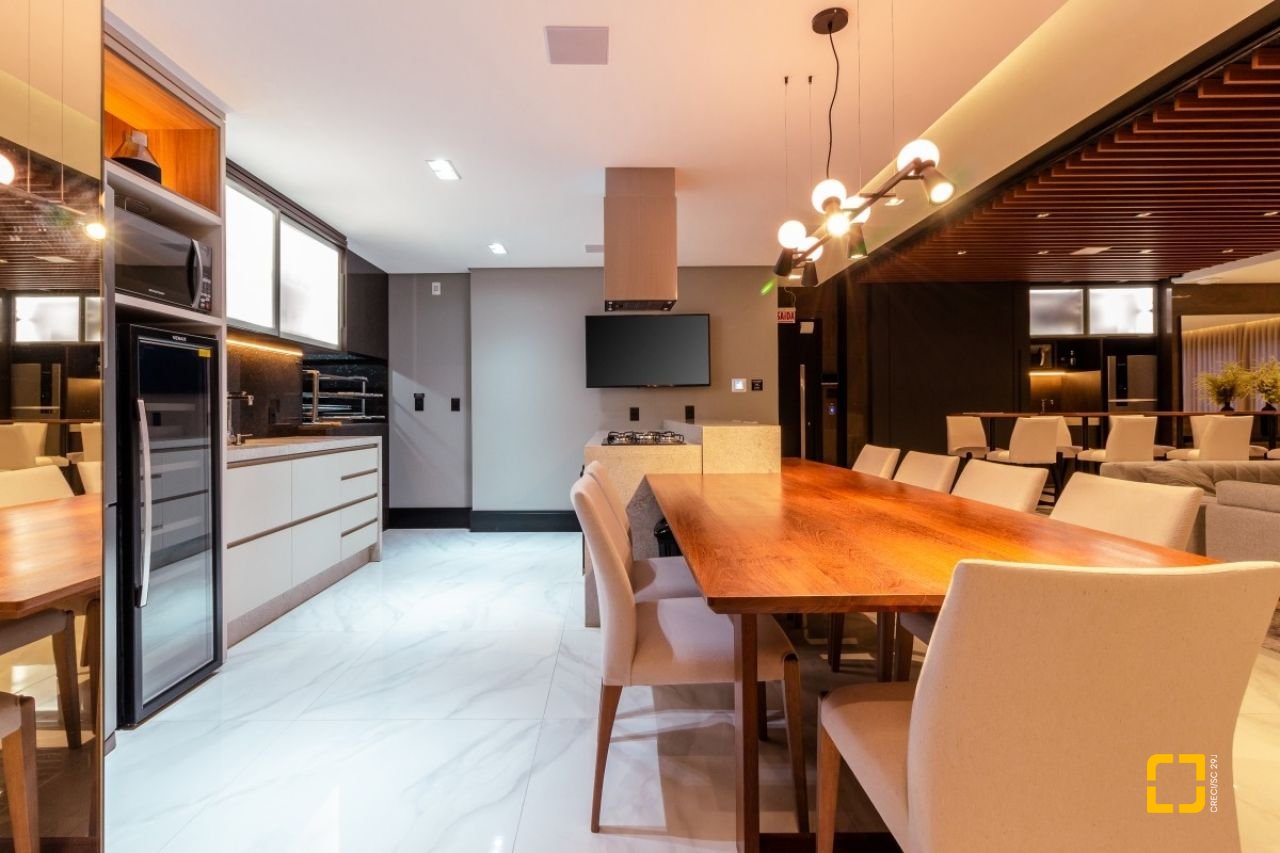 Apartamento com 181m², 6 quartos (sendo 3 suítes), 3 garagens, no bairro Centro em Florianópolis