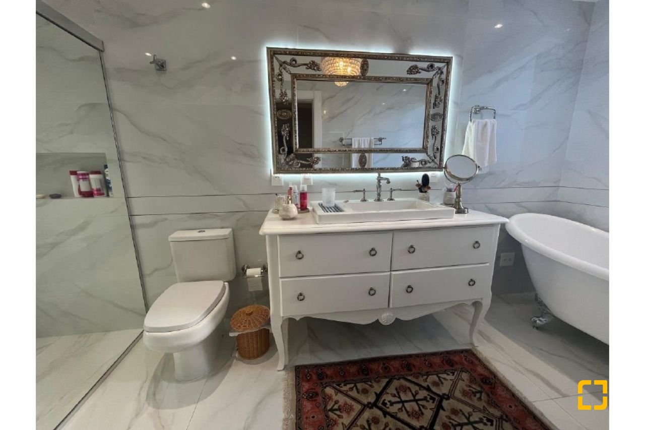 Apartamento com 181m², 6 quartos (sendo 3 suítes), 3 garagens, no bairro Centro em Florianópolis