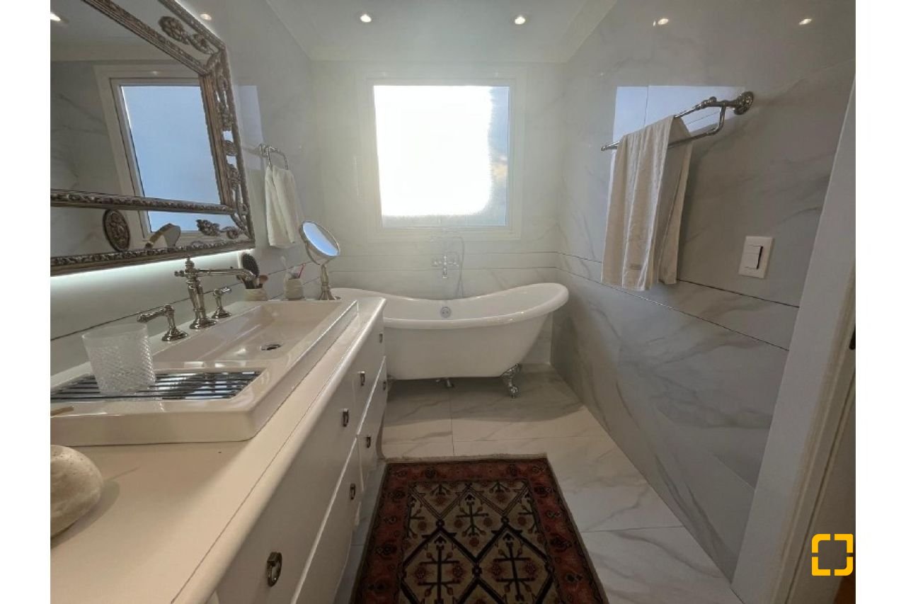 Apartamento com 181m², 6 quartos (sendo 3 suítes), 3 garagens, no bairro Centro em Florianópolis
