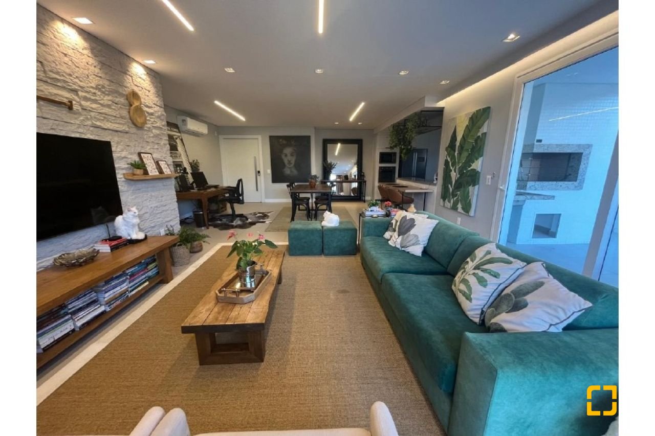 Apartamento com 181m², 6 quartos (sendo 3 suítes), 3 garagens, no bairro Centro em Florianópolis