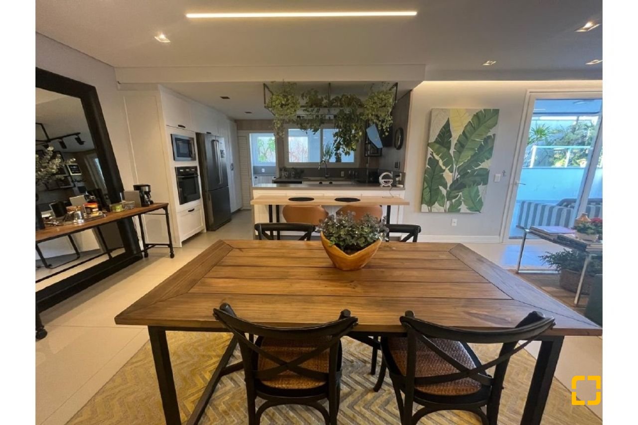 Apartamento com 181m², 6 quartos (sendo 3 suítes), 3 garagens, no bairro Centro em Florianópolis