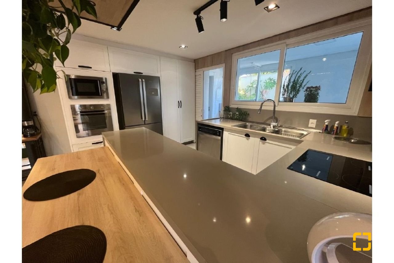 Apartamento com 181m², 6 quartos (sendo 3 suítes), 3 garagens, no bairro Centro em Florianópolis
