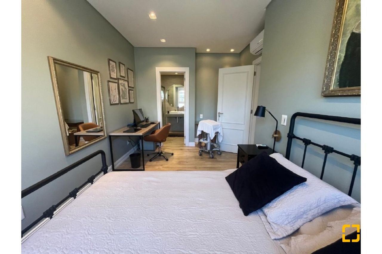 Apartamento com 181m², 6 quartos (sendo 3 suítes), 3 garagens, no bairro Centro em Florianópolis