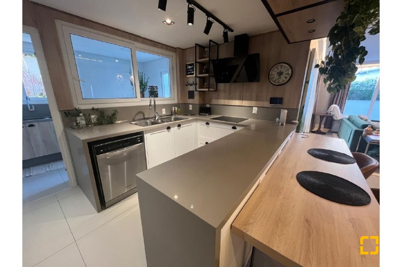 Apartamento com 181m², 6 quartos (sendo 3 suítes), 3 garagens, no bairro Centro em Florianópolis