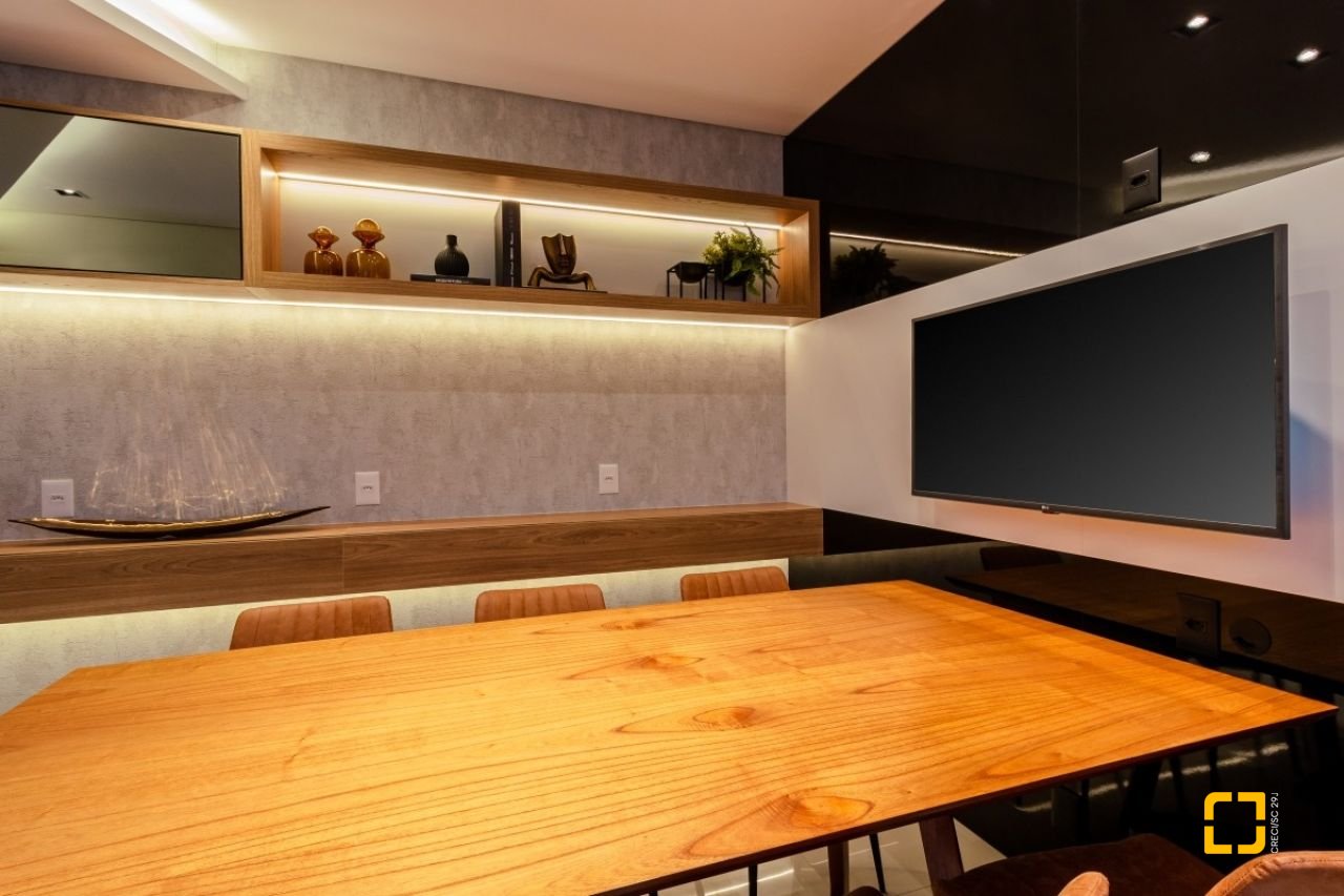 Apartamento com 181m², 6 quartos (sendo 3 suítes), 3 garagens, no bairro Centro em Florianópolis