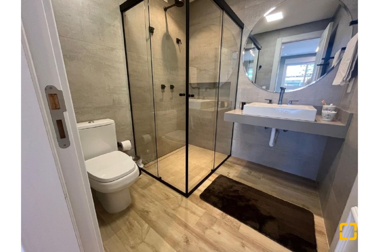 Apartamento com 181m², 6 quartos (sendo 3 suítes), 3 garagens, no bairro Centro em Florianópolis
