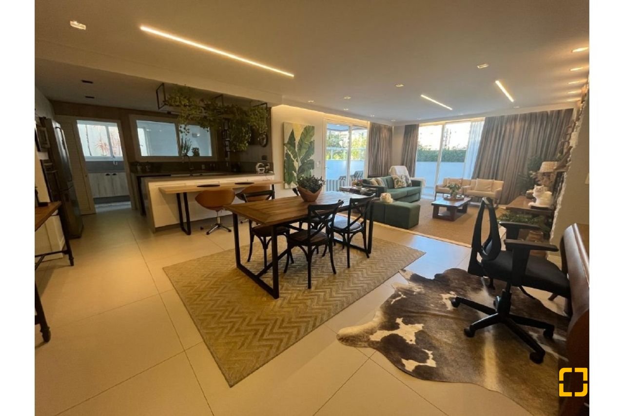 Apartamento com 181m², 6 quartos (sendo 3 suítes), 3 garagens, no bairro Centro em Florianópolis