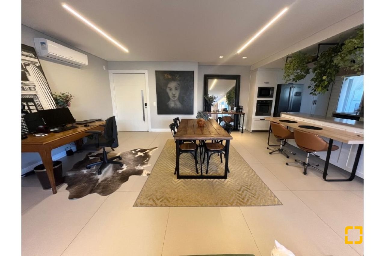 Apartamento com 181m², 6 quartos (sendo 3 suítes), 3 garagens, no bairro Centro em Florianópolis