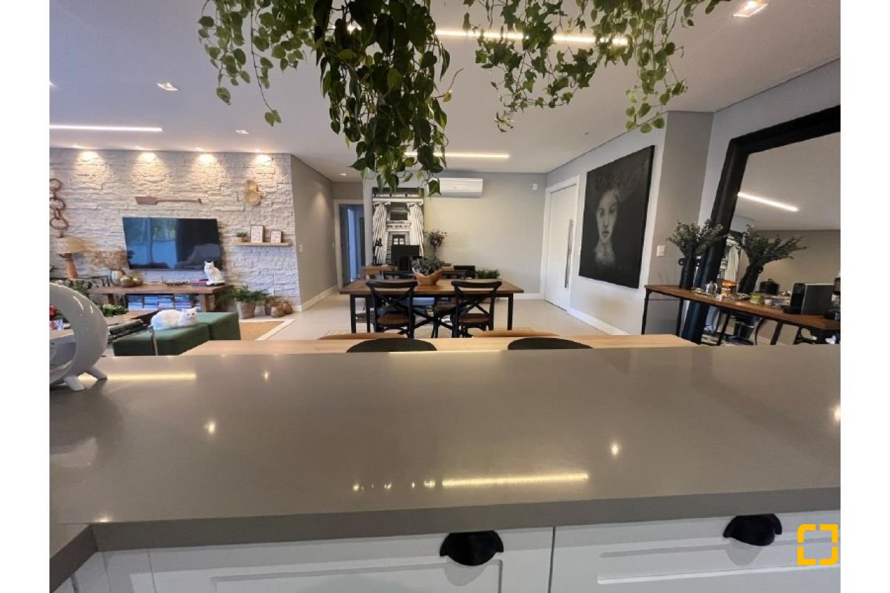 Apartamento com 181m², 6 quartos (sendo 3 suítes), 3 garagens, no bairro Centro em Florianópolis