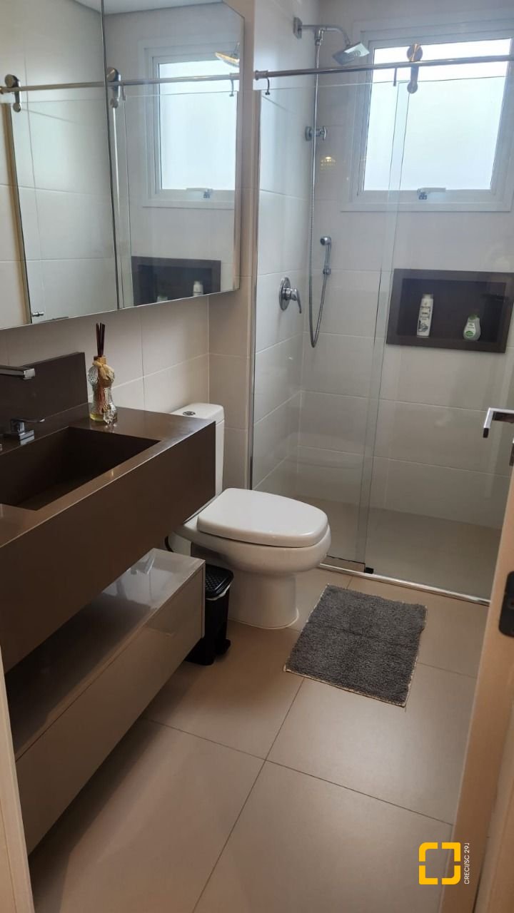 Apartamento com 102m², 4 quartos (sendo 1 suíte), 2 garagens, no bairro Estreito em Florianópolis