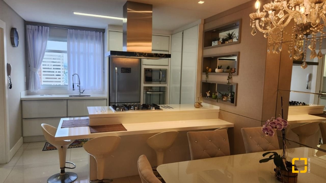 Apartamento com 102m², 4 quartos (sendo 1 suíte), 2 garagens, no bairro Estreito em Florianópolis