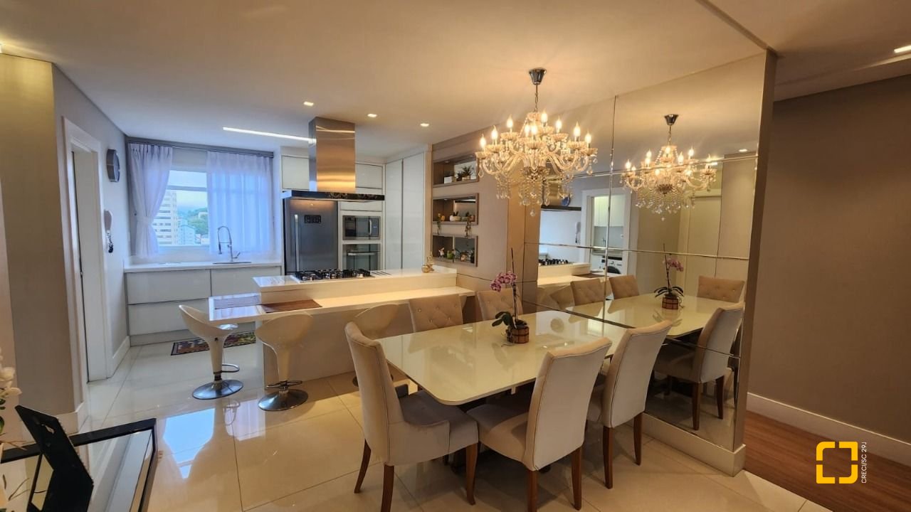 Apartamento com 102m², 4 quartos (sendo 1 suíte), 2 garagens, no bairro Estreito em Florianópolis