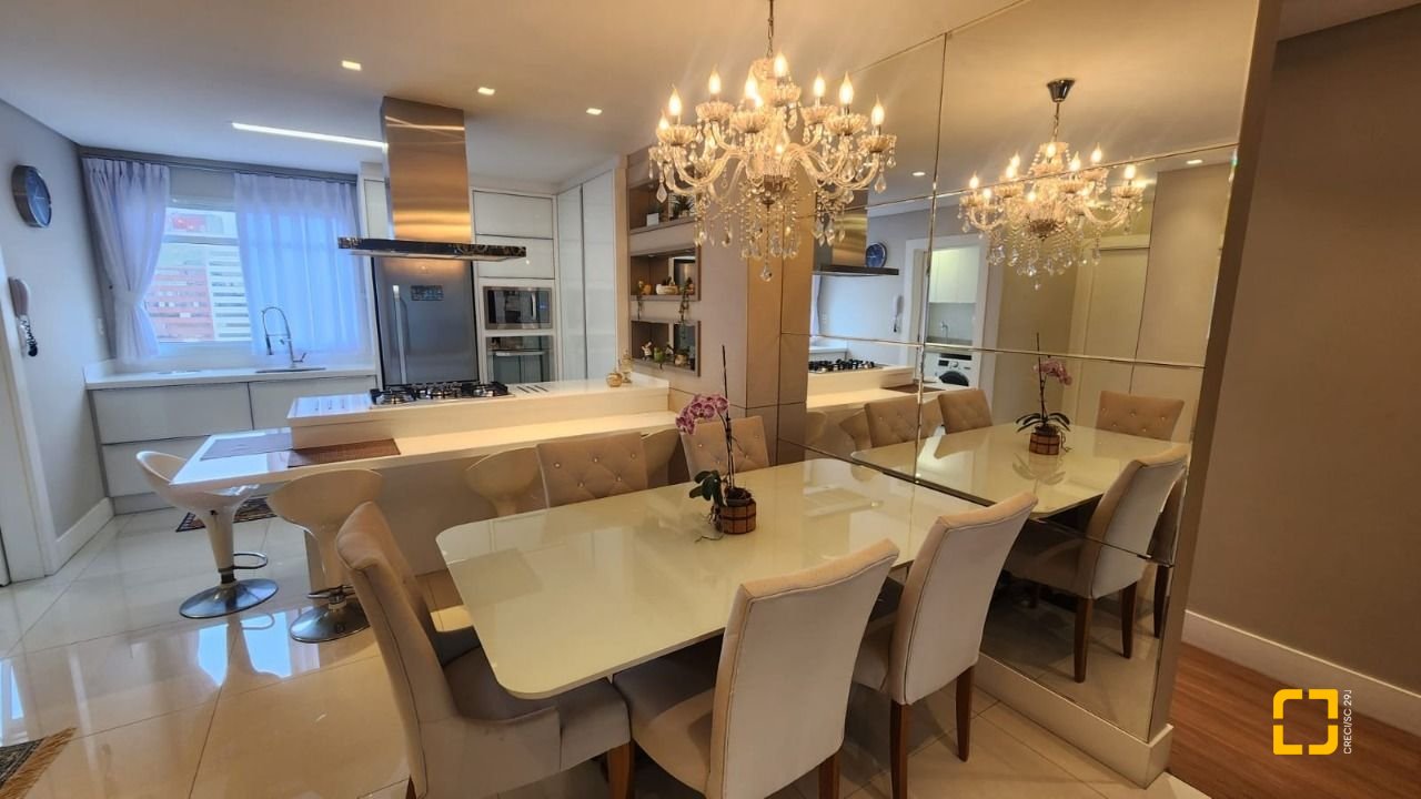 Apartamento com 102m², 4 quartos (sendo 1 suíte), 2 garagens, no bairro Estreito em Florianópolis