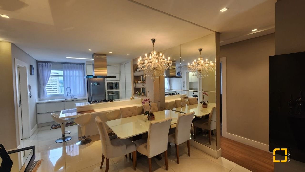 Apartamento com 102m², 4 quartos (sendo 1 suíte), 2 garagens, no bairro Estreito em Florianópolis