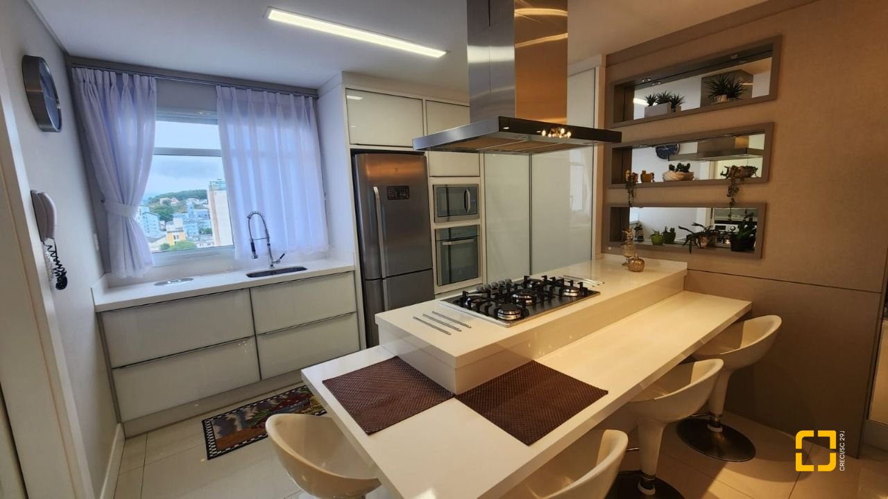 Apartamento com 102m², 4 quartos (sendo 1 suíte), 2 garagens, no bairro Estreito em Florianópolis