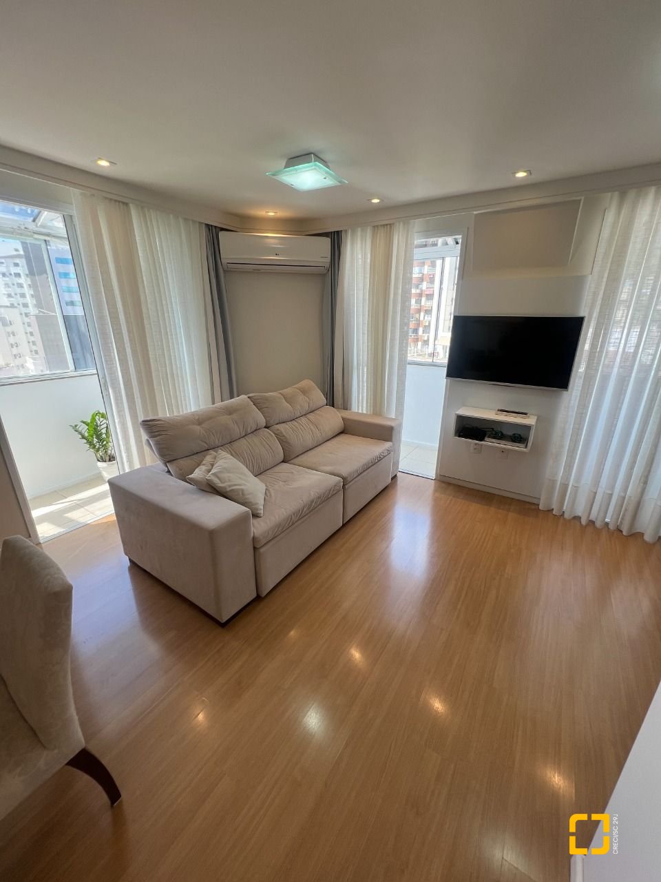 Apartamento com 104m², 4 quartos (sendo 1 suíte), 2 garagens, no bairro Centro em Florianópolis