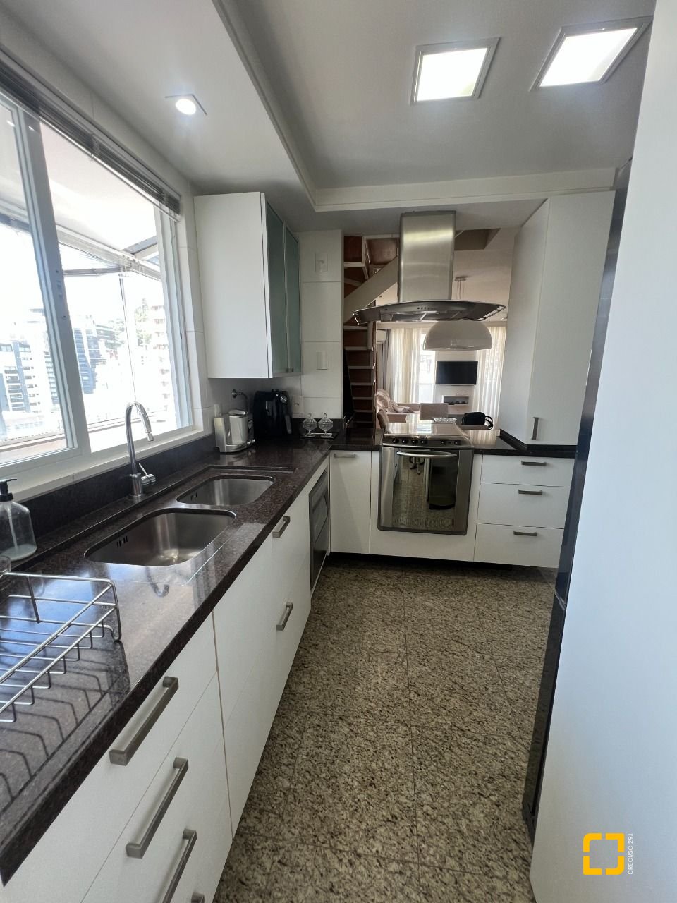 Apartamento com 104m², 4 quartos (sendo 1 suíte), 2 garagens, no bairro Centro em Florianópolis
