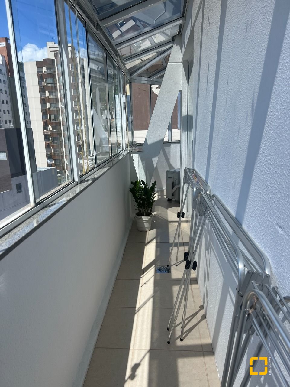 Apartamento com 104m², 4 quartos (sendo 1 suíte), 2 garagens, no bairro Centro em Florianópolis