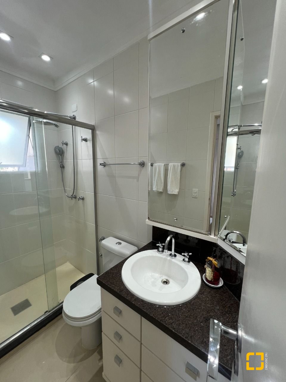 Apartamento com 104m², 4 quartos (sendo 1 suíte), 2 garagens, no bairro Centro em Florianópolis