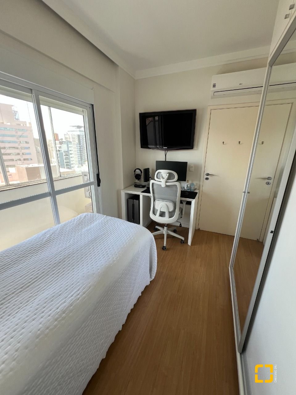 Apartamento com 104m², 4 quartos (sendo 1 suíte), 2 garagens, no bairro Centro em Florianópolis